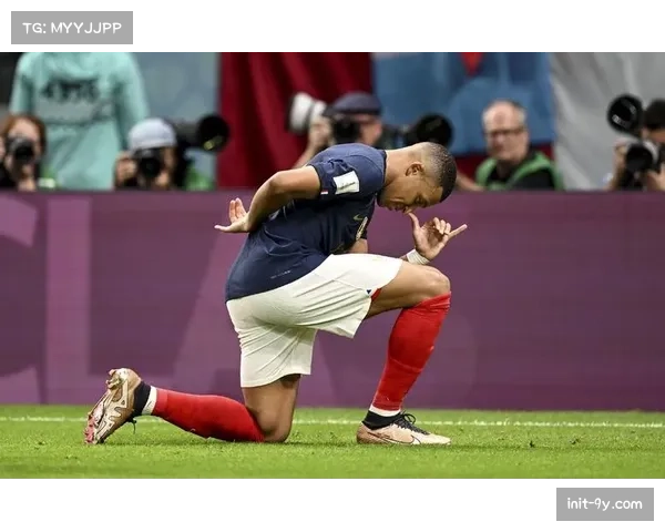 姆巴佩进球后与母亲特殊庆祝，30%年薪直接支付给母亲引关注